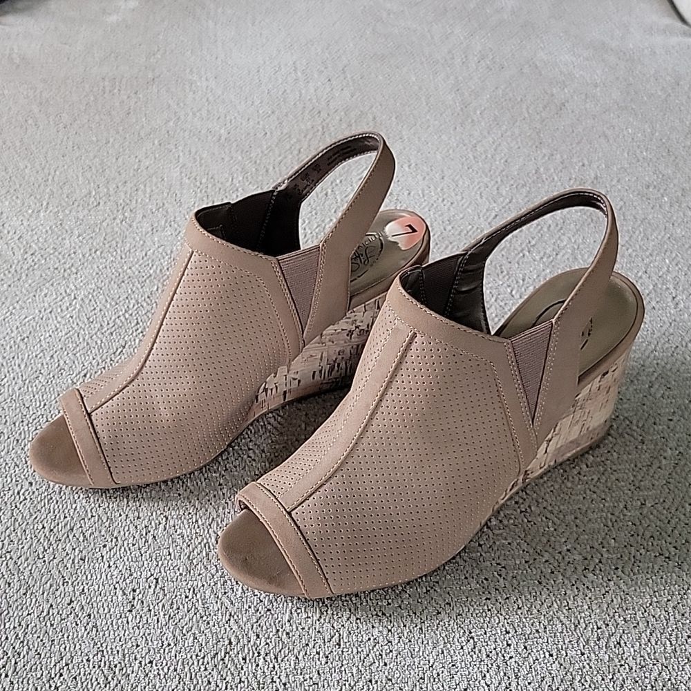 Life Stride Simply Comfort Camilla Mushroom Brown Peep Toe Wedge Shoe - Size 7